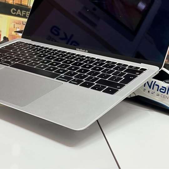 MacBook Air Retina 13 inch 2018 1.6GB intel Core i5 8GB RAM 256GB SSD
