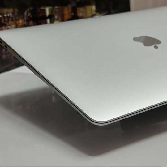 MacBook Air Retina 13 inch 2018 1.6GB intel Core i5 8GB RAM 256GB SSD