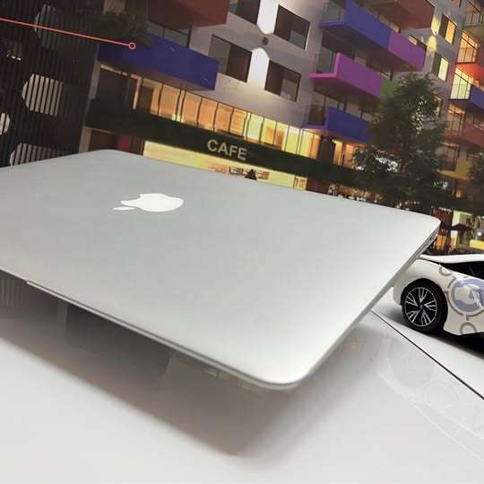 MacBook Air 13-inch 2017 core i5 128GB SSD 8GB RAM