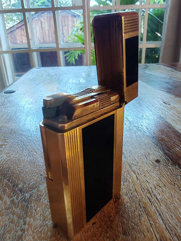 S.T. Dupont Laque de Chine Lighter  Black & Gold, Serial No. 78FE10  Needs Service