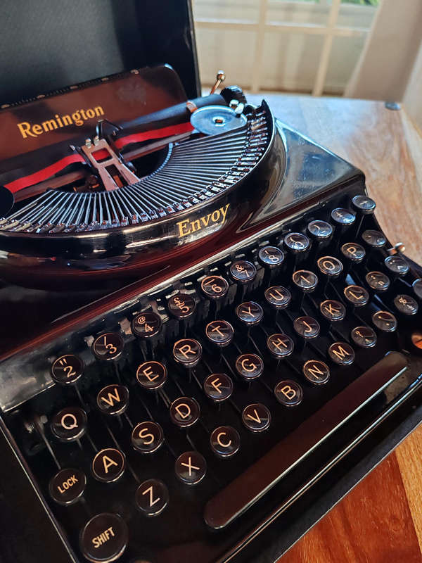 Vintage 1940s Remington Envoy Typewriter  In Original Case, Working Condition