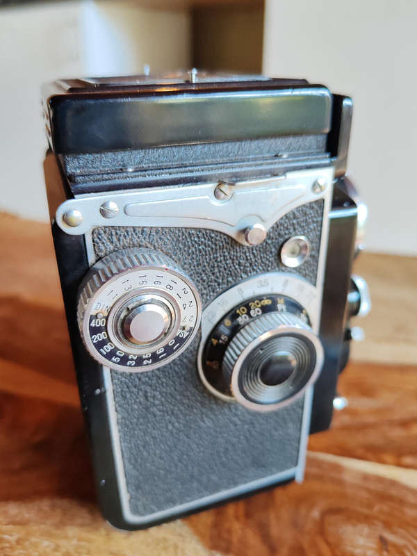 Vintage Yashica 635 TLR Camera with Leather Cover and Tripod  Untested