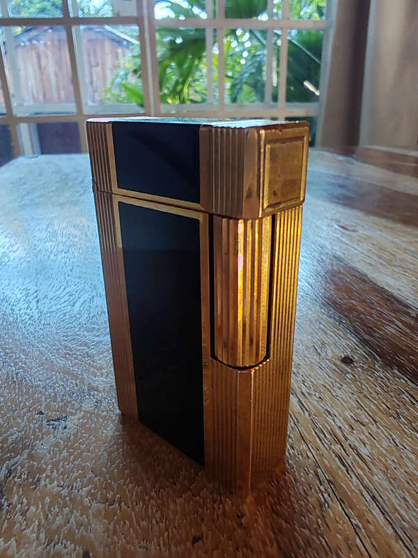 S.T. Dupont Laque de Chine Lighter  Black & Gold, Serial No. 78FE10  Needs Service
