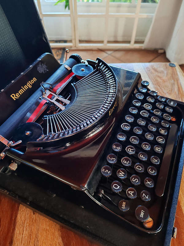 Vintage 1940s Remington Envoy Typewriter  In Original Case, Working Condition