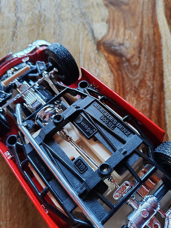 Bburago Mercedes-Benz 300SL 1:18 Die-Cast Model  Red