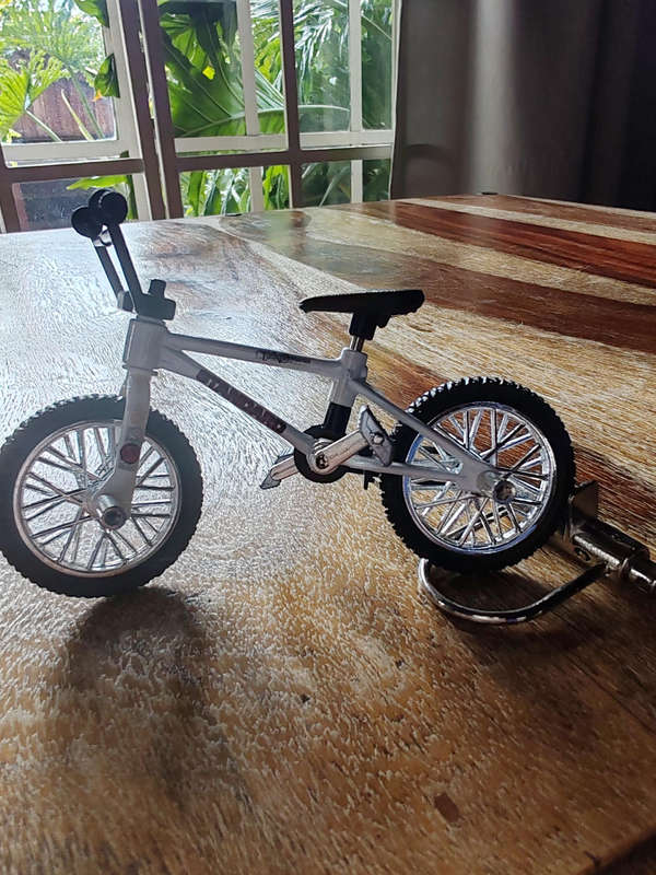 VINTAGE FLICK TRIX FINGER BMX  STANDARD BYKE CO.  WHITE