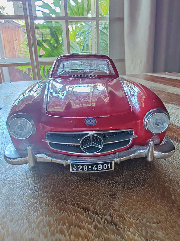 Bburago Mercedes-Benz 300SL 1:18 Die-Cast Model  Red