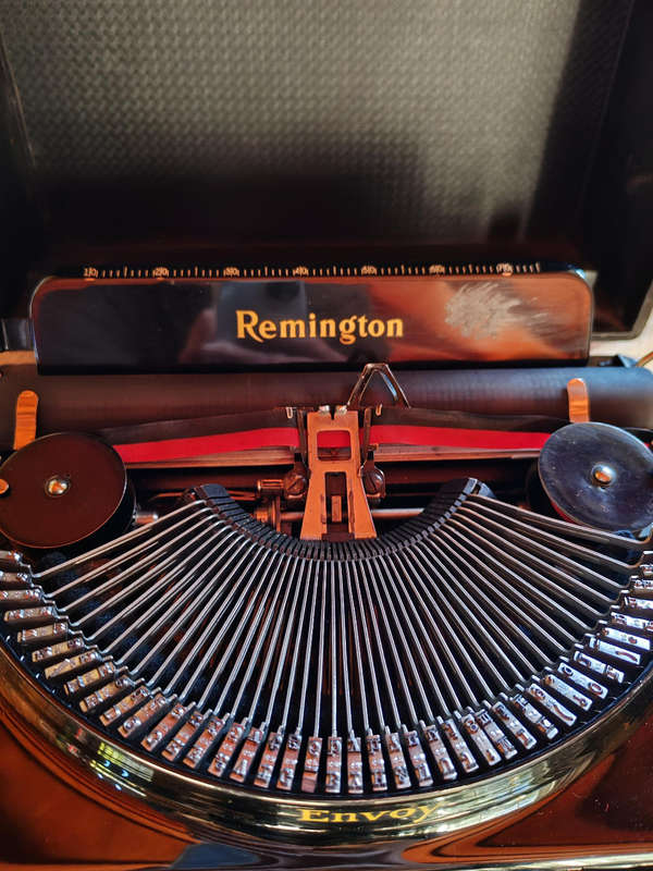 Vintage 1940s Remington Envoy Typewriter  In Original Case, Working Condition