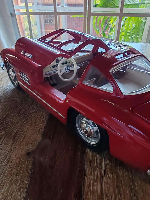Bburago Mercedes-Benz 300SL 1:18 Die-Cast Model  Red