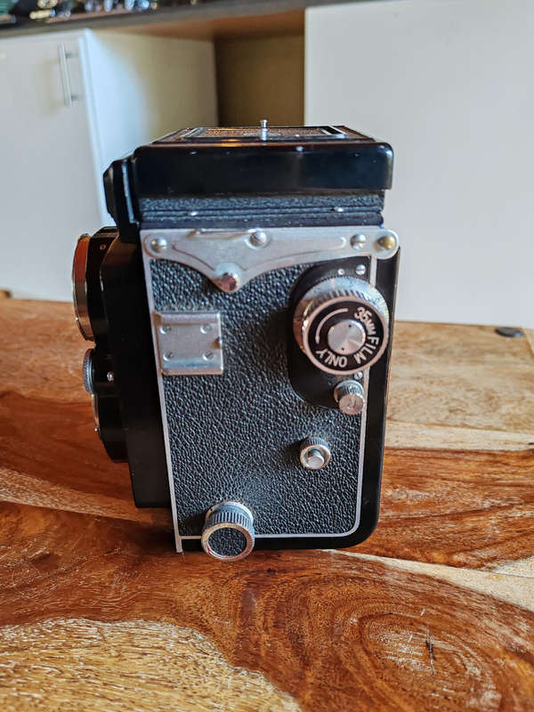 Vintage Yashica 635 TLR Camera with Leather Cover and Tripod  Untested