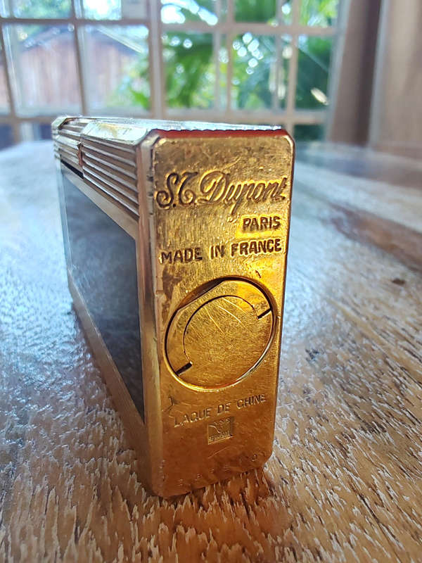 S.T. Dupont Laque de Chine Lighter  Black & Gold, Serial No. 78FE10  Needs Service