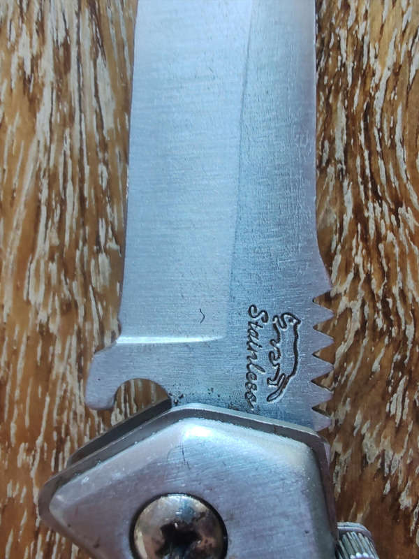 Little pocket knife with light(Not working)