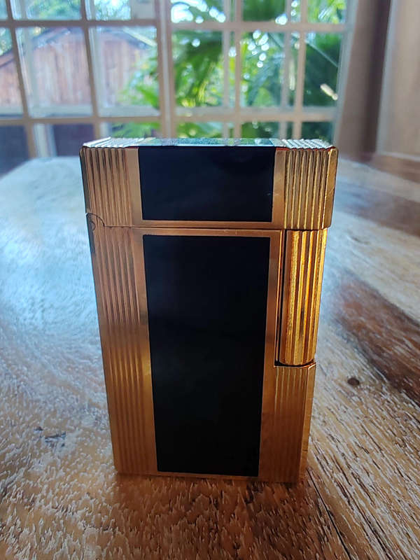 S.T. Dupont Laque de Chine Lighter  Black & Gold, Serial No. 78FE10  Needs Service