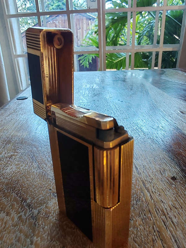 S.T. Dupont Laque de Chine Lighter  Black & Gold, Serial No. 78FE10  Needs Service