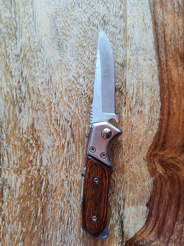 Little pocket knife with light(Not working)