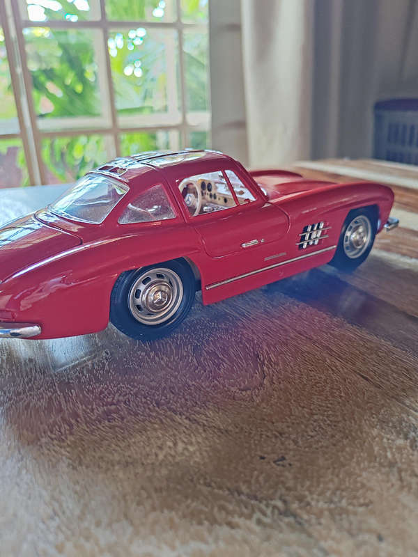 Bburago Mercedes-Benz 300SL 1:18 Die-Cast Model  Red