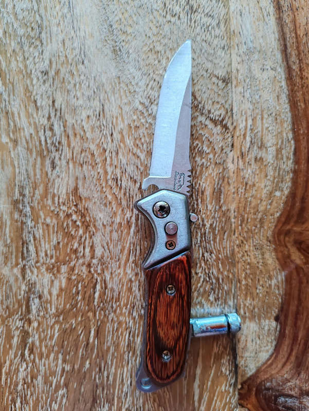 Little pocket knife with light(Not working)