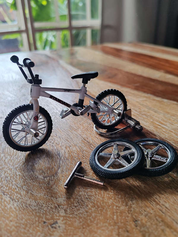 VINTAGE FLICK TRIX FINGER BMX  STANDARD BYKE CO.  WHITE