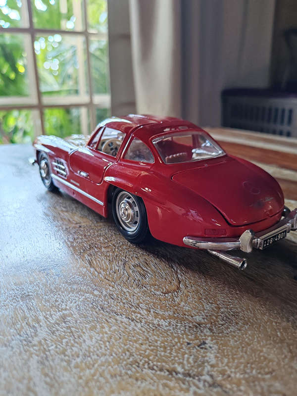 Bburago Mercedes-Benz 300SL 1:18 Die-Cast Model  Red