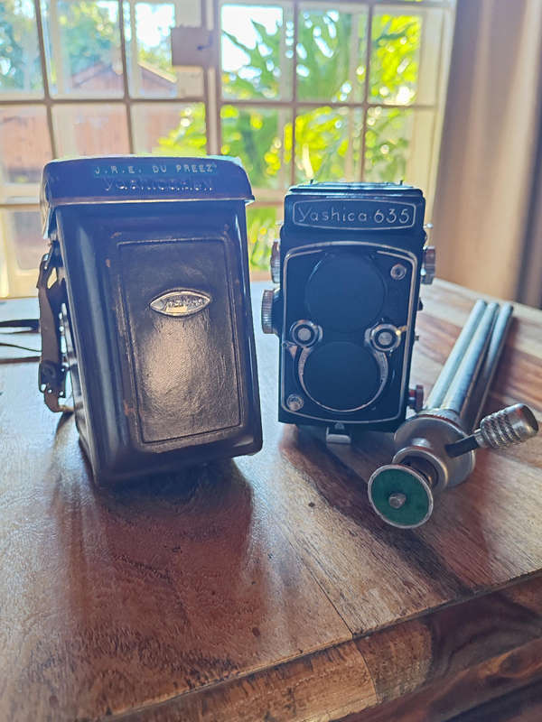 Vintage Yashica 635 TLR Camera with Leather Cover and Tripod  Untested