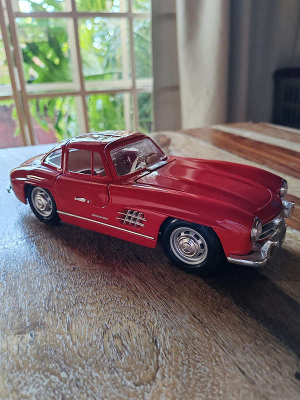 Bburago Mercedes-Benz 300SL 1:18 Die-Cast Model  Red