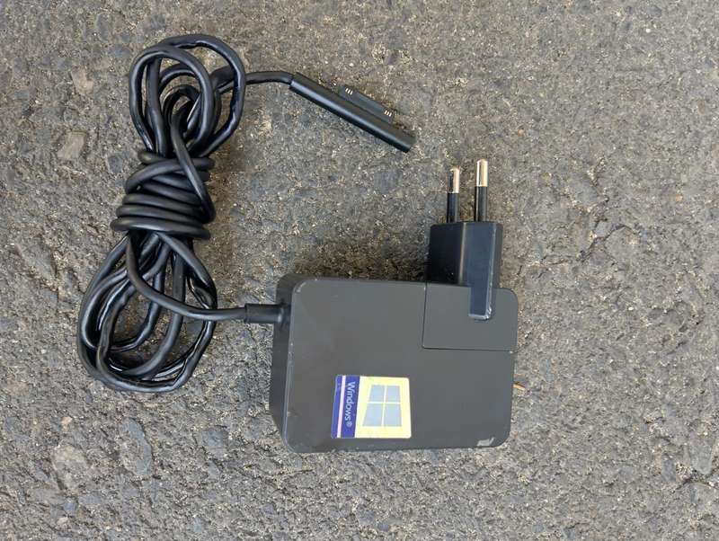 Microsoft Surface Pro & Go 24W 15V 1.6A Power Supply Model 1735 1736 X935921-002 (Original)