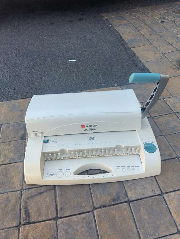 Rexel CB256 Spiral Binding Machine (max: 15sheet punching capacity)