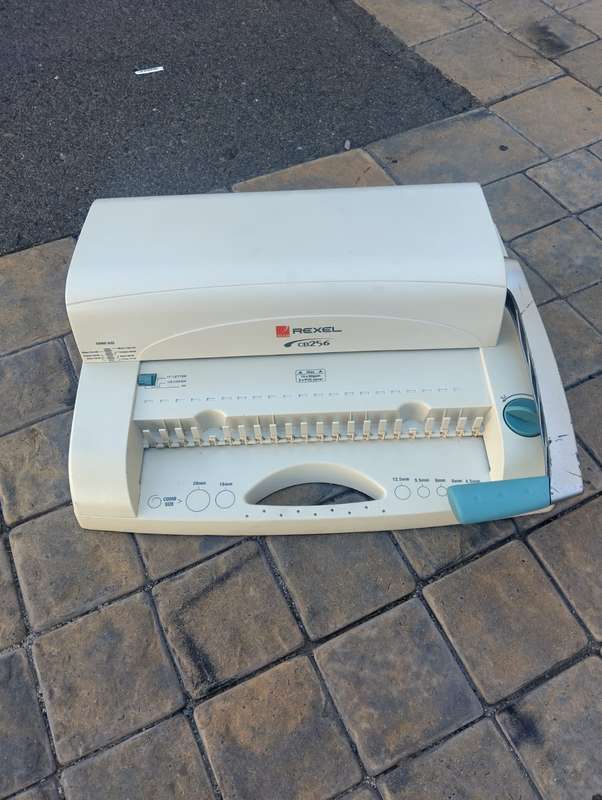 Rexel CB256 Spiral Binding Machine (max: 15sheet punching capacity)