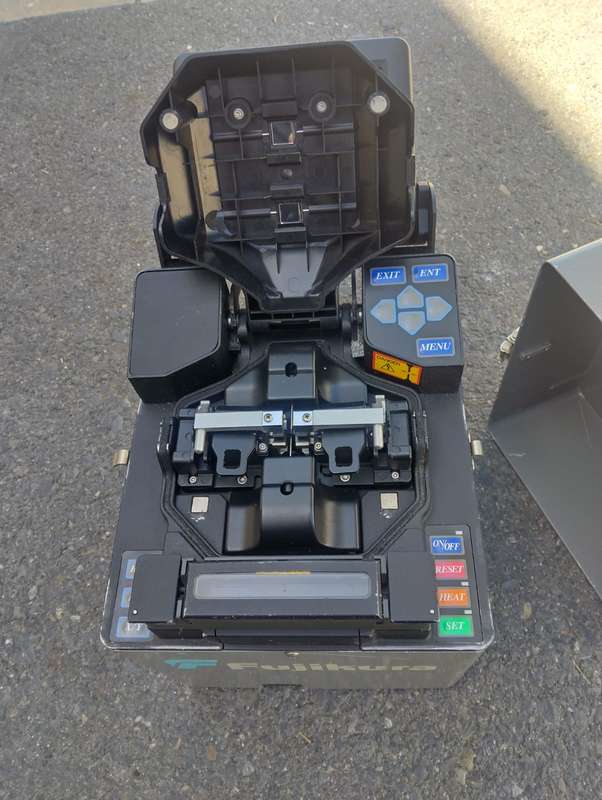 Fujikura FSM-40S Arc Fusion Splicer (Works on charger-Battery cant hold power)
