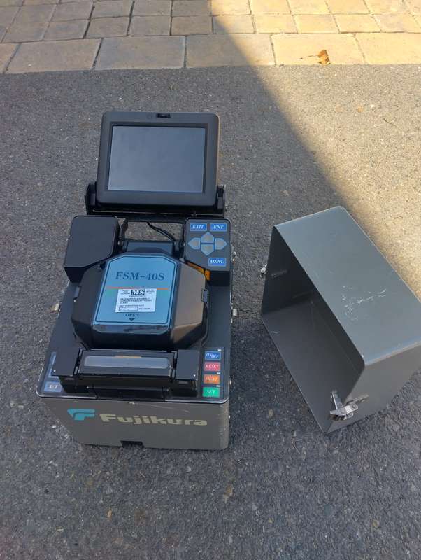 Fujikura FSM-40S Arc Fusion Splicer (Works on charger-Battery cant hold power)