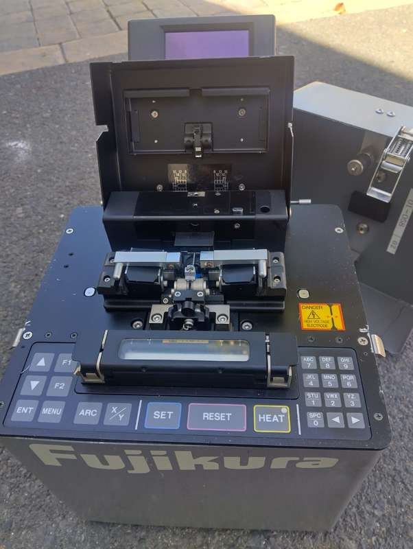 Fujikura FSM-30S Arc Fusion Splicer (Works on charger-Battery cant hold power)