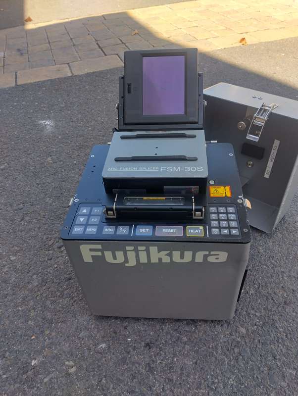 Fujikura FSM-30S Arc Fusion Splicer (Works on charger-Battery cant hold power)