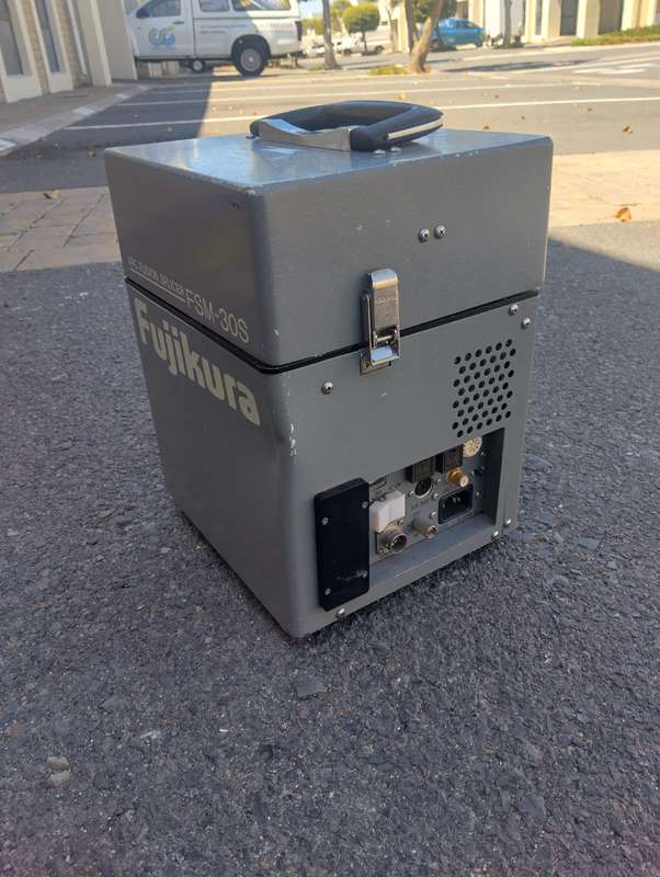 Fujikura FSM-30S Arc Fusion Splicer (Works on charger-Battery cant hold power)