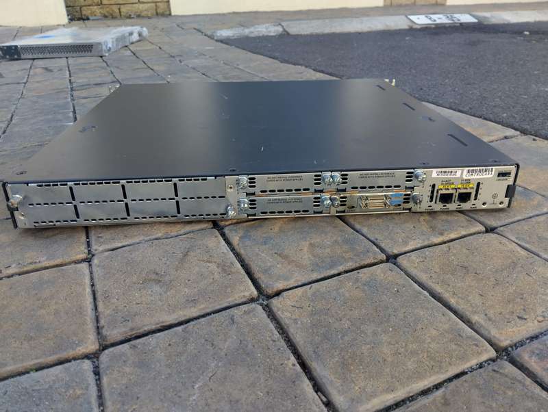 Cisco 2800 Series Integrated Services Router (Model: 2811)