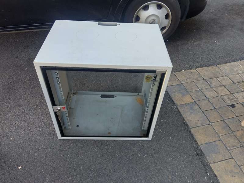 9U Server Cabinet Glass Door with Key (57 x 41 x 58 cm)