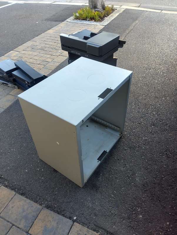 9U Server Cabinet Glass Door with Key (57 x 41 x 58 cm)