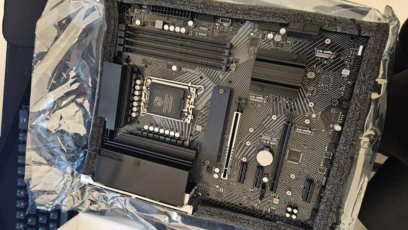 Asrock z790 pg lightning motherboard d4 with 16gb ddr4 | Intel Wi-Fi 6E + Bluetooth NVMe Card + 850W