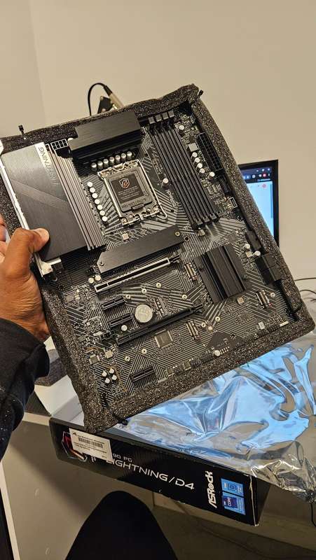 Asrock z790 pg lightning motherboard d4 with 16gb ddr4 | Intel Wi-Fi 6E + Bluetooth NVMe Card + 850W