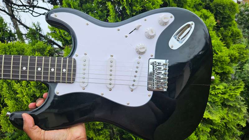 Squier by Fender Stratocaster - Black