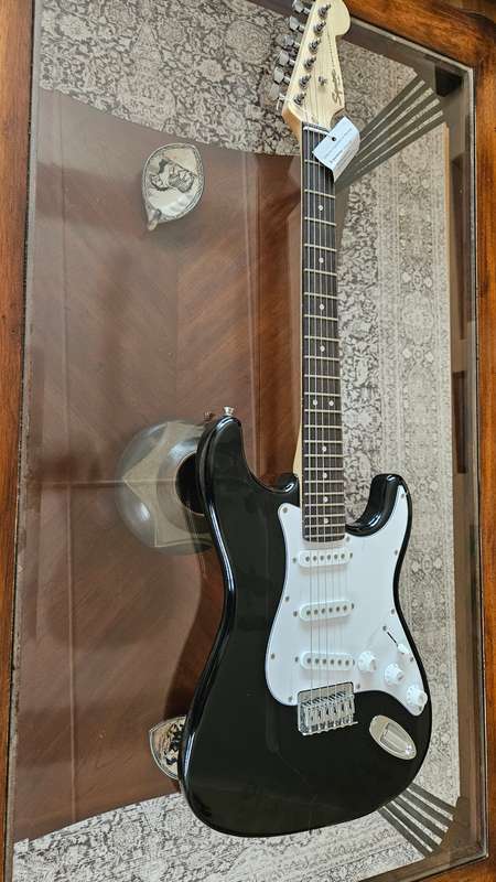 Squier by Fender Stratocaster - Black