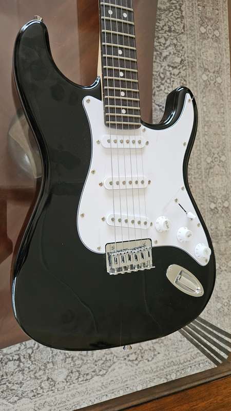 Squier by Fender Stratocaster - Black