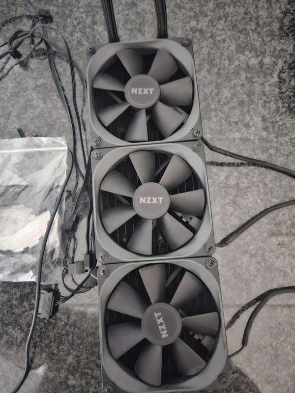 NZXT Kraken X73 360mm RGB AIO Liquid CPU Cooler ( not powering on )