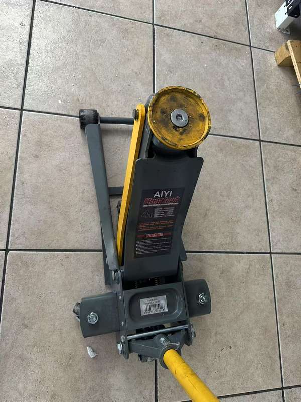 4 Ton Low Profile Hydraulic Floor Jack AY108-001