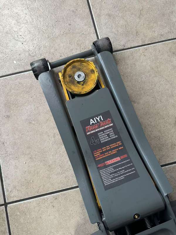 4 Ton Low Profile Hydraulic Floor Jack AY108-001