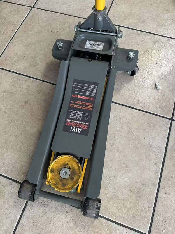4 Ton Low Profile Hydraulic Floor Jack AY108-001