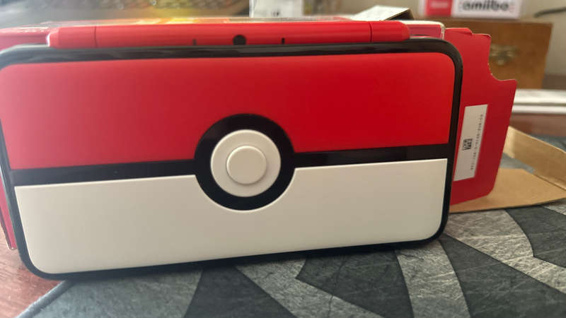 Nintendo 2ds XL poke ball edition
