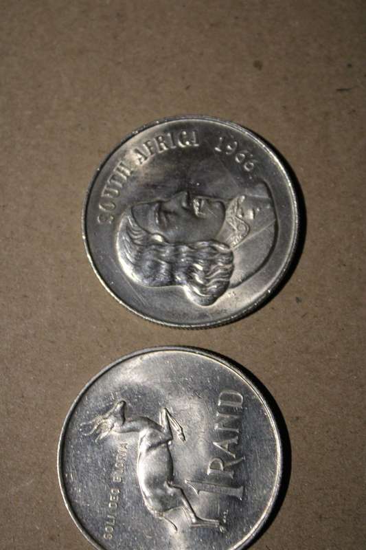 1966  ENGLIH SIVER 1 RAND COIN SUPER NICE CONDITION
