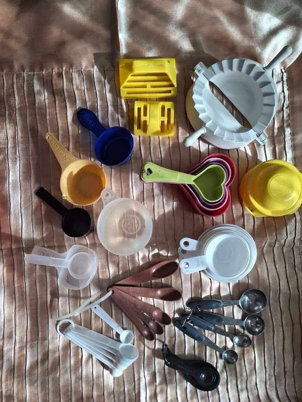 Assorted Kitchen Items, Second Hand, Lot 5 Of 5