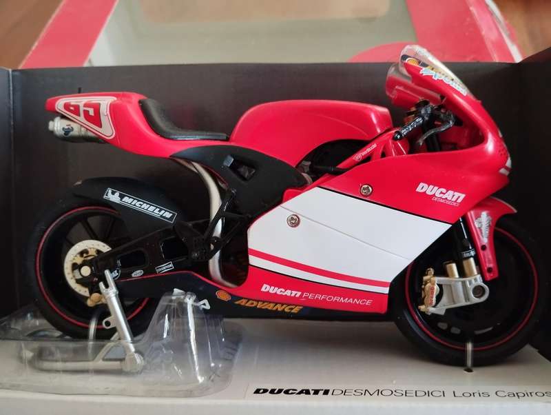 Ducati Desmosedici Loris Capirossi Die Cast Model