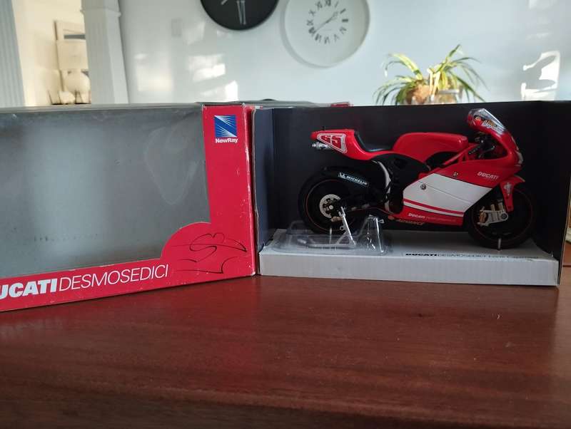 Ducati Desmosedici Loris Capirossi Die Cast Model